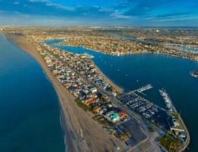 Peninsula Hideaway Apartment • Alamitos Bay